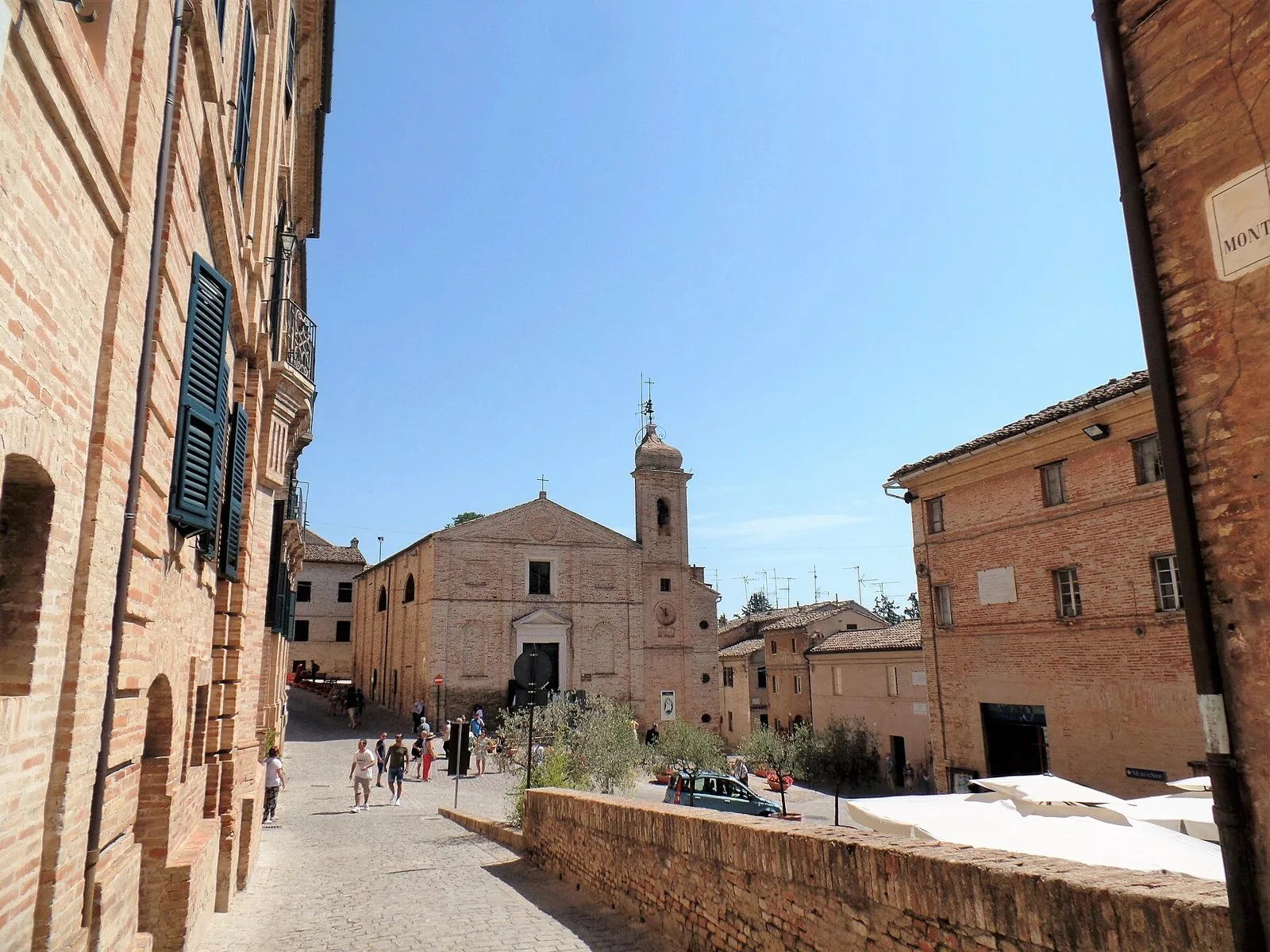 La piazzetta davanti a Palazzo Leopardi a Recanati con la chiesa di Santa Maria di Montemorello e gli edifici in mattoni