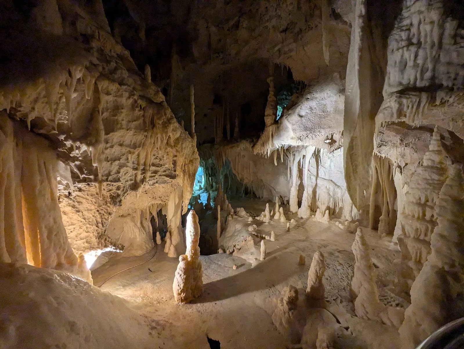 Sala interna delle Grotte di Frasassi con stalagmiti e stalattiti illuminate