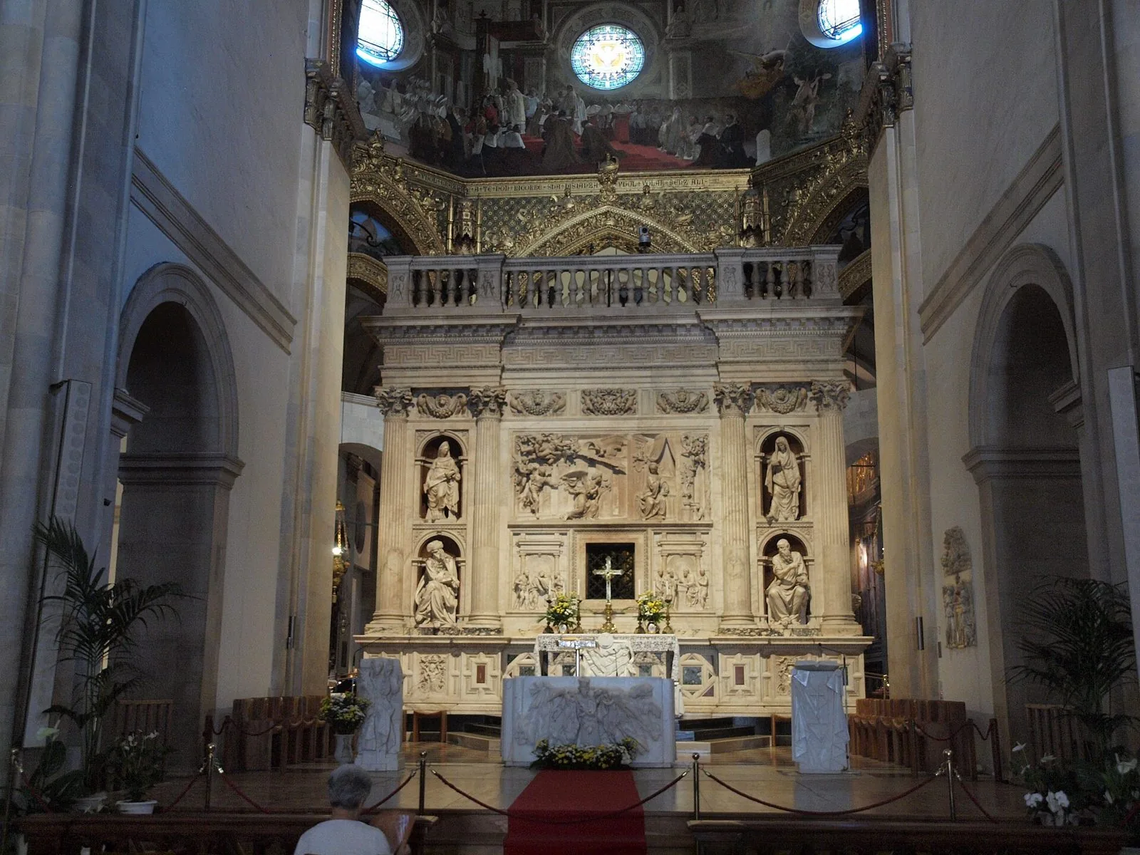 Rivestimento marmoreo rinascimentale della Santa Casa all'interno della basilica di Loreto