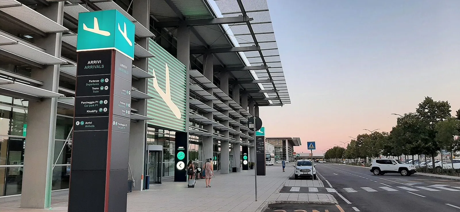 Ingresso degli arrivi dell'aeroporto internazionale delle Marche ad Ancona-Falconara al tramonto