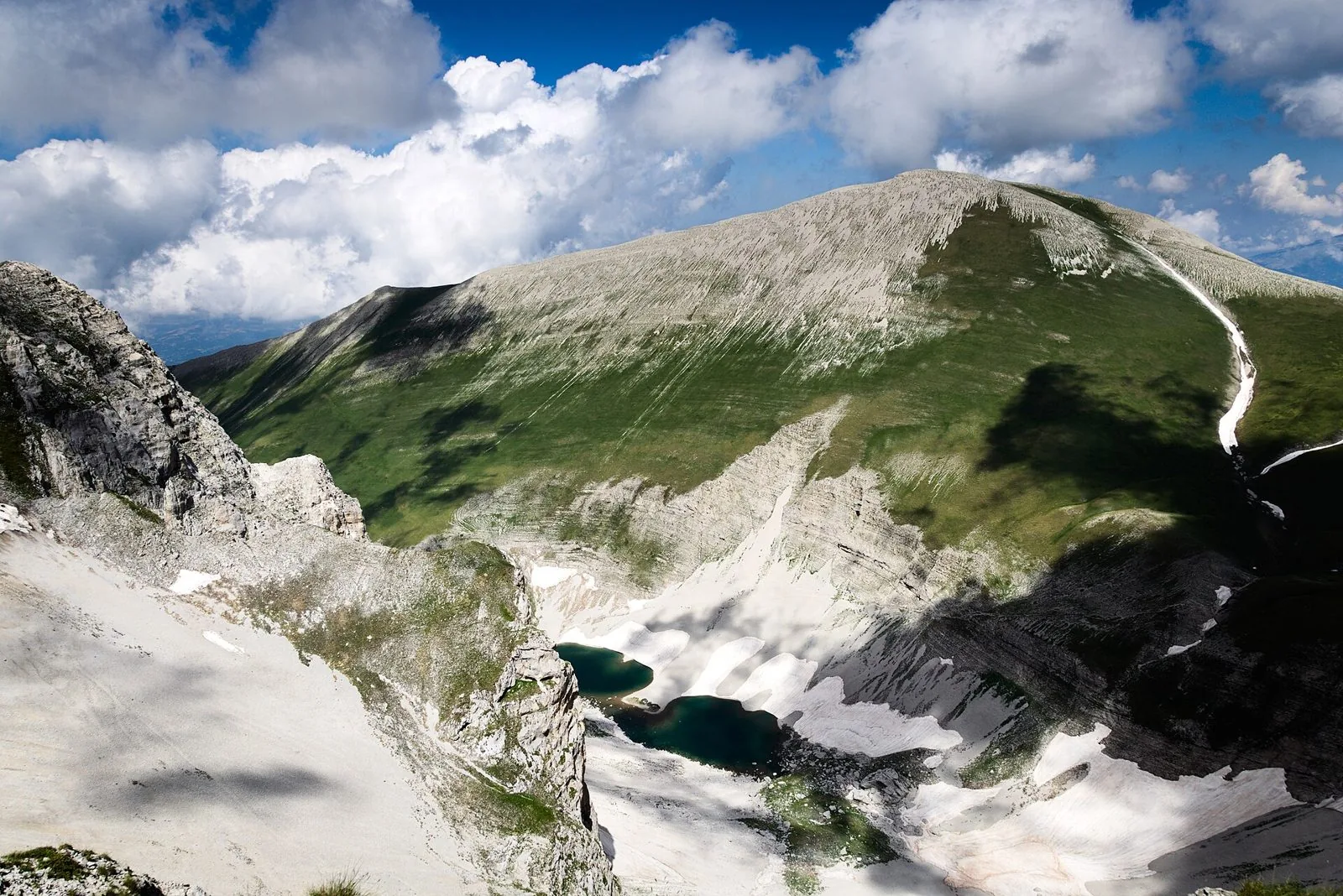 Il Lago di Pilato con i suoi due specchi d'acqua in una conca glaciale ai piedi del Monte Vettore, Monti Sibillini